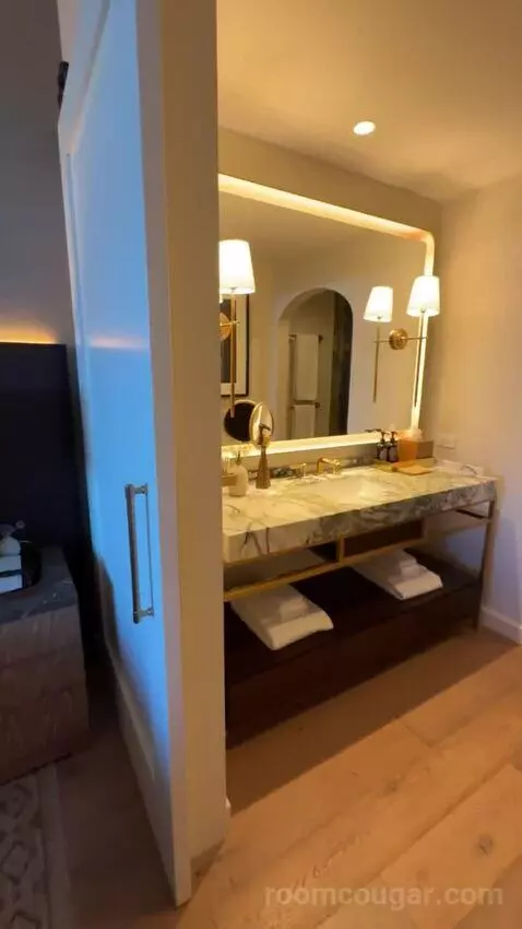 King Room with Balcony bathroom picture #1