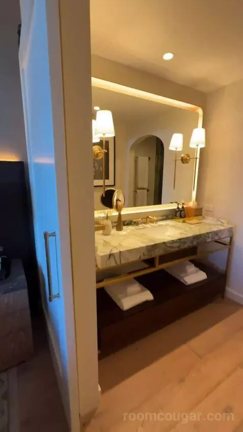 King Room with Balcony bathroom picture #2
