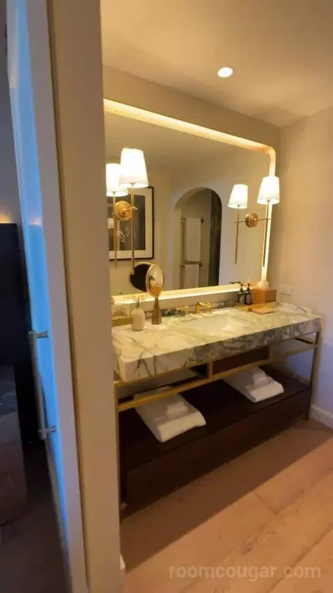 King Room with Balcony bathroom picture #3