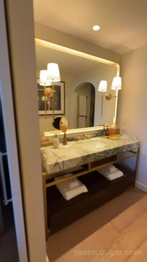 King Room with Balcony bathroom picture #4