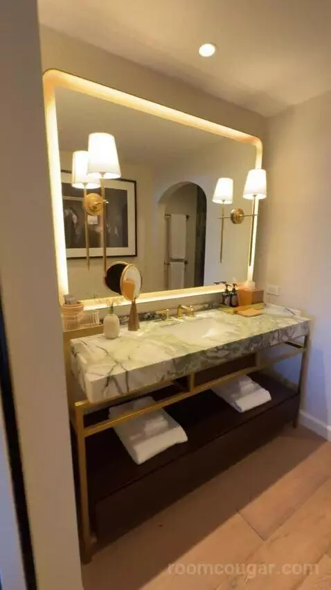 King Room with Balcony bathroom picture #5