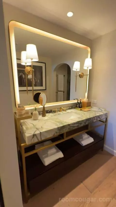 King Room with Balcony bathroom picture #6