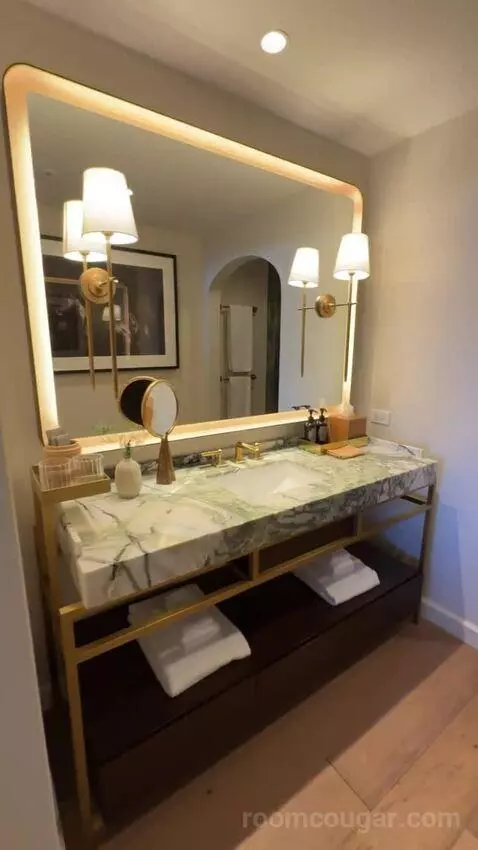King Room with Balcony bathroom picture #7