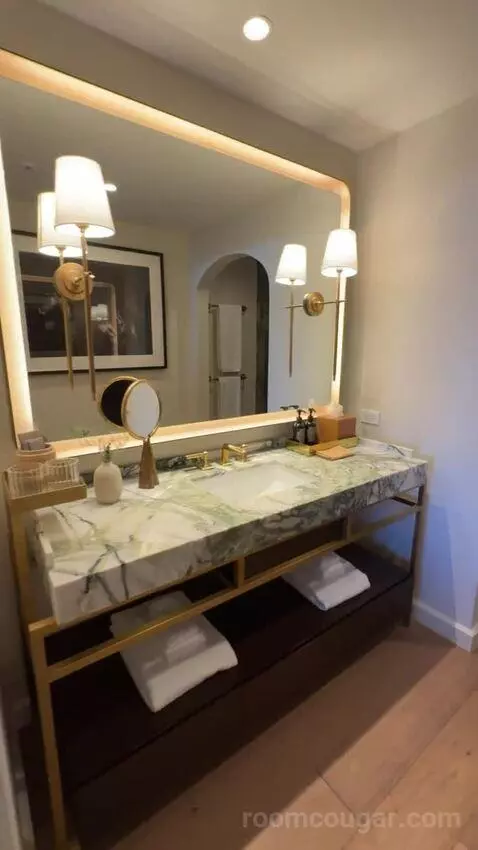 King Room with Balcony bathroom picture #8