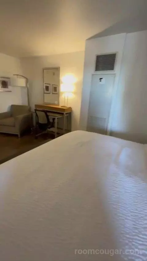 Conference Suite bed picture #7