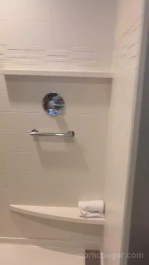 Queen Suite bathroom picture #7