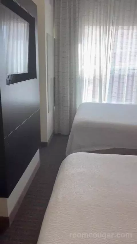 Queen Suite bed picture #3