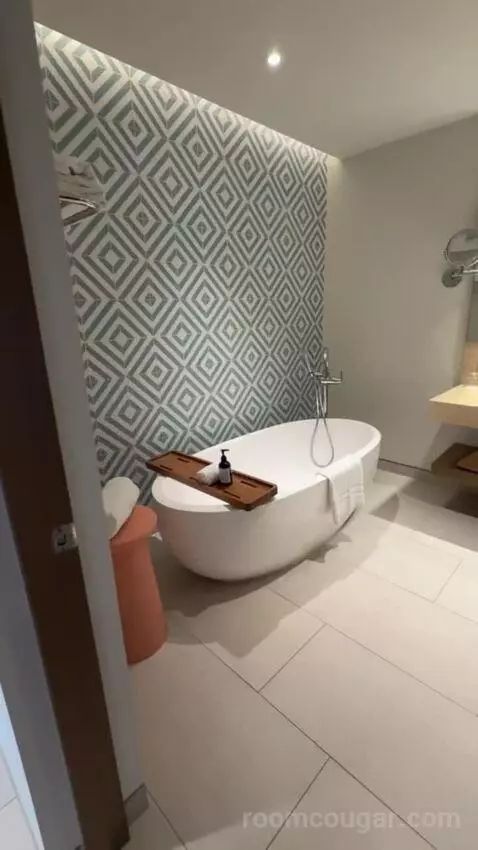 Premium King Room with Ocean View bathroom picture #1