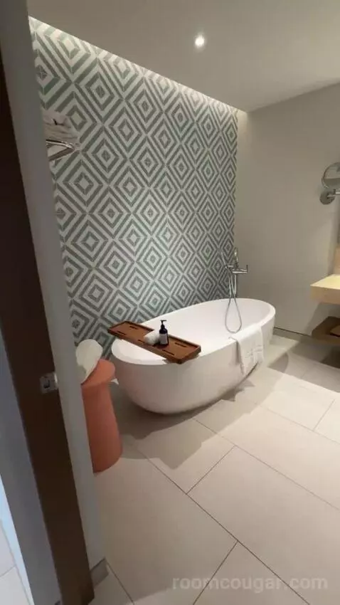 Premium King Room with Ocean View bathroom picture #2