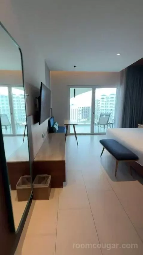 Premium King Room with Ocean View bed picture #1