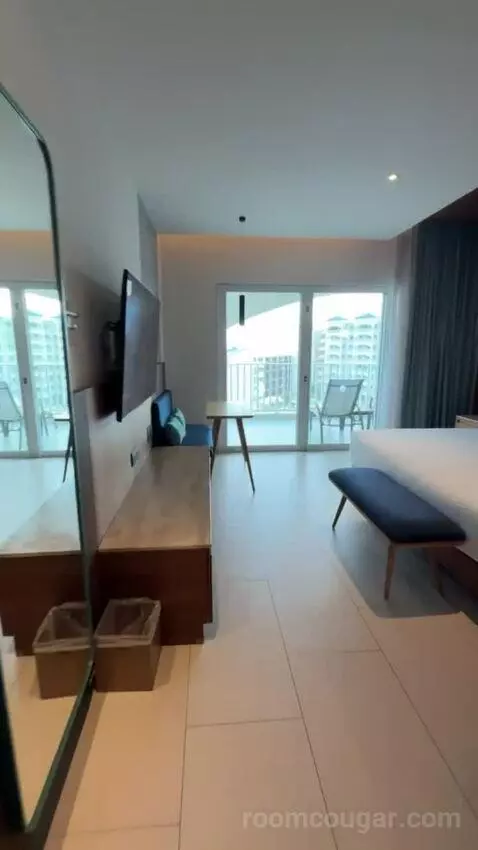 Premium King Room with Ocean View bed picture #2