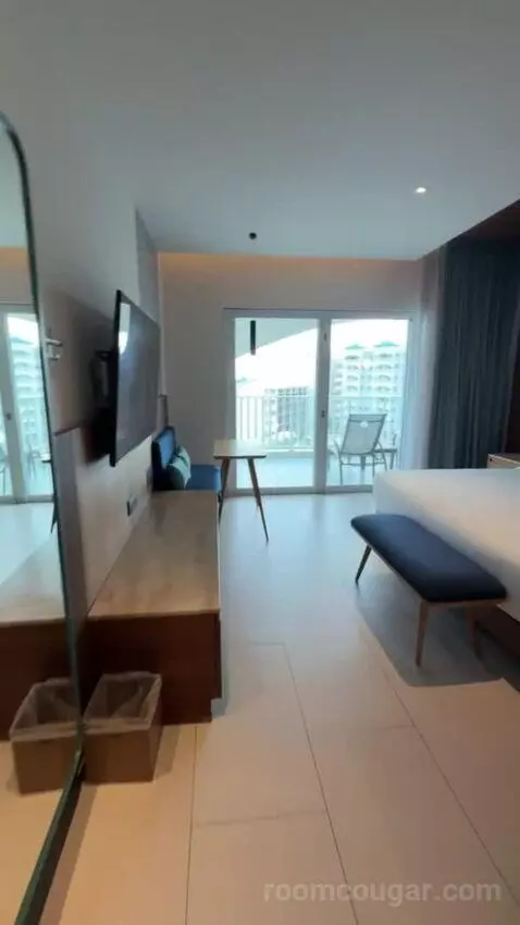 Premium King Room with Ocean View bed picture #3
