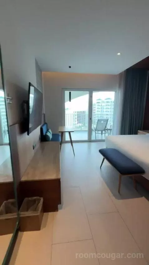 Premium King Room with Ocean View bed picture #4