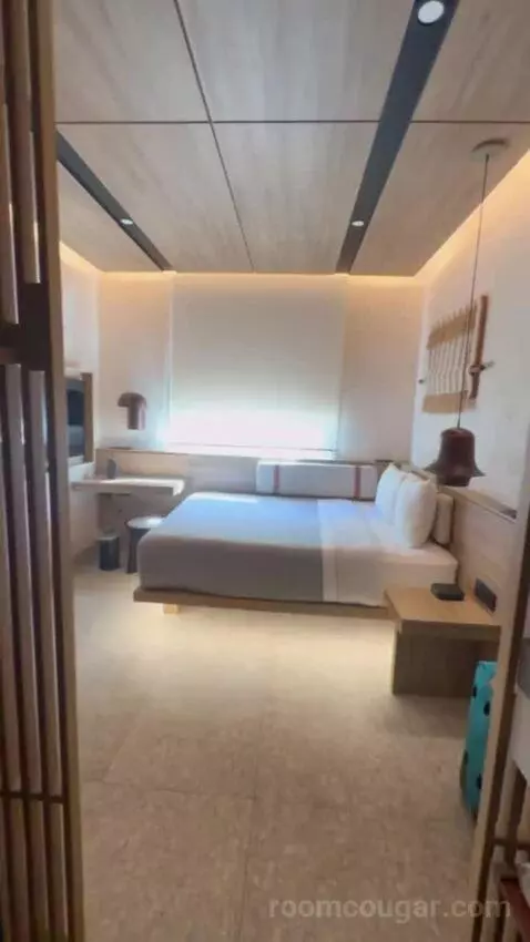 Queen Room bed picture #5