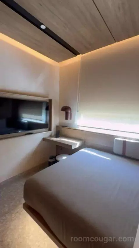 Queen Room bed picture #9