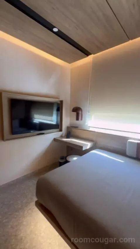 Queen Room bed picture #10