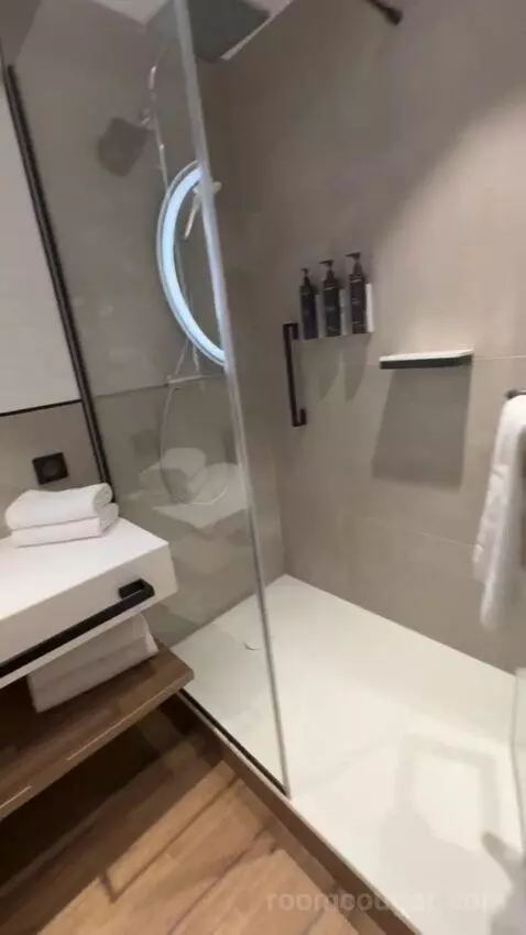 Standard Studio Bedroom bathroom picture #12