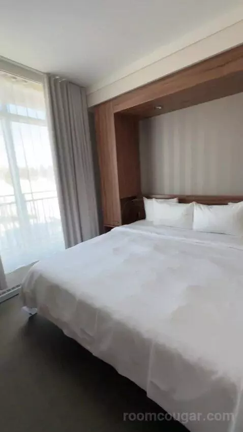 King Suite bed picture #7