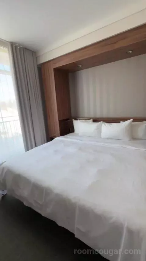King Suite bed picture #9
