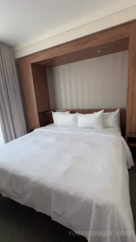 King Suite bed picture #10