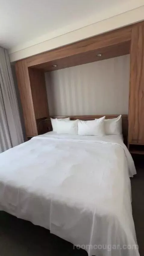 King Suite bed picture #11