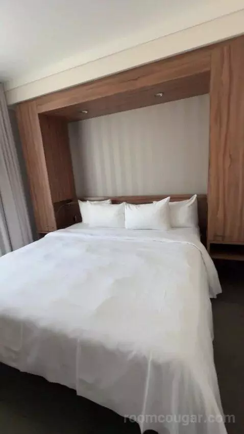 King Suite bed picture #12