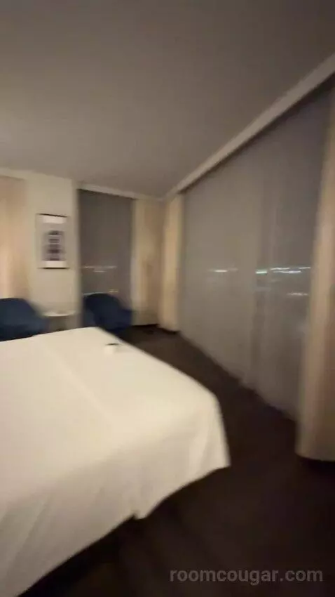 Horizon Room bed picture #2