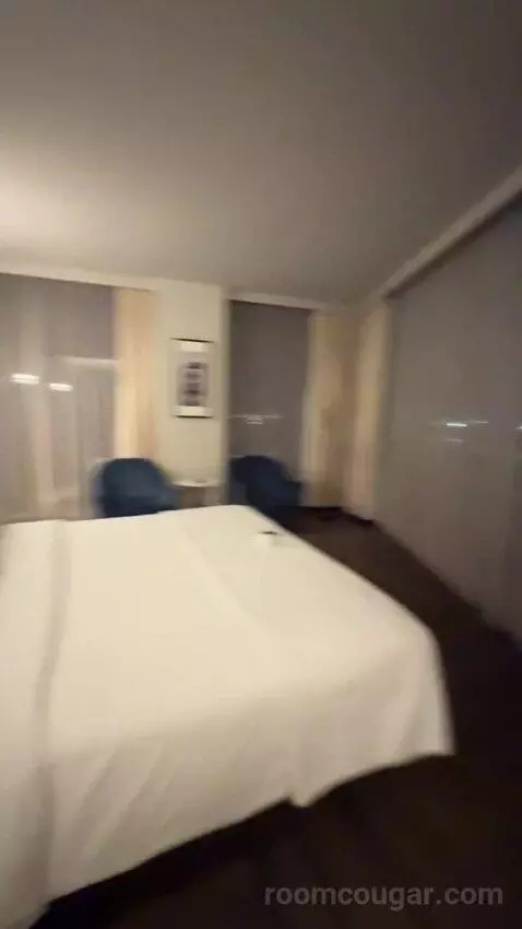 Horizon Room bed picture #3