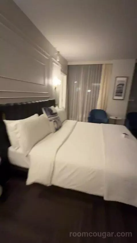 Horizon Room bed picture #6