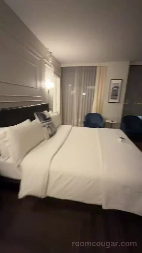 Horizon Room bed picture #7