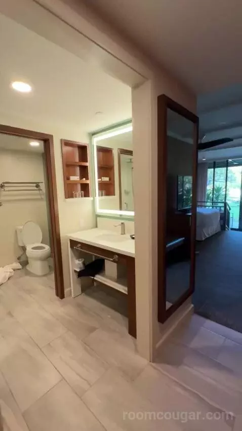 Premium Garden View - 2 Queen Beds bathroom picture #1