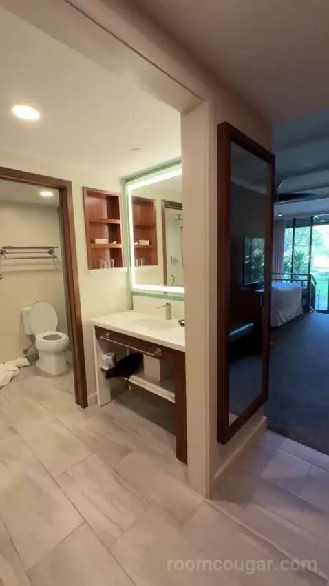 Premium Garden View - 2 Queen Beds bathroom picture #2