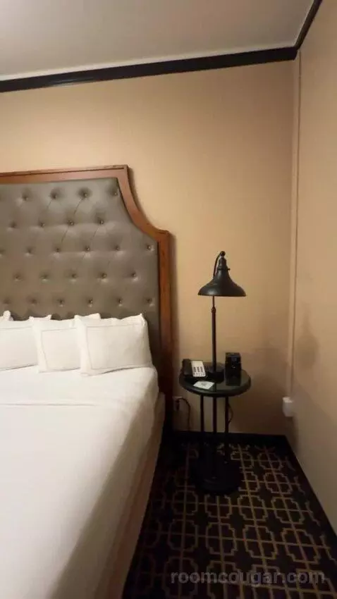 Queen Room bed picture #3