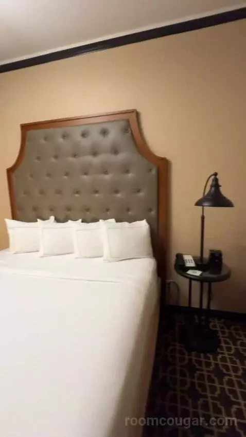 Queen Room bed picture #4