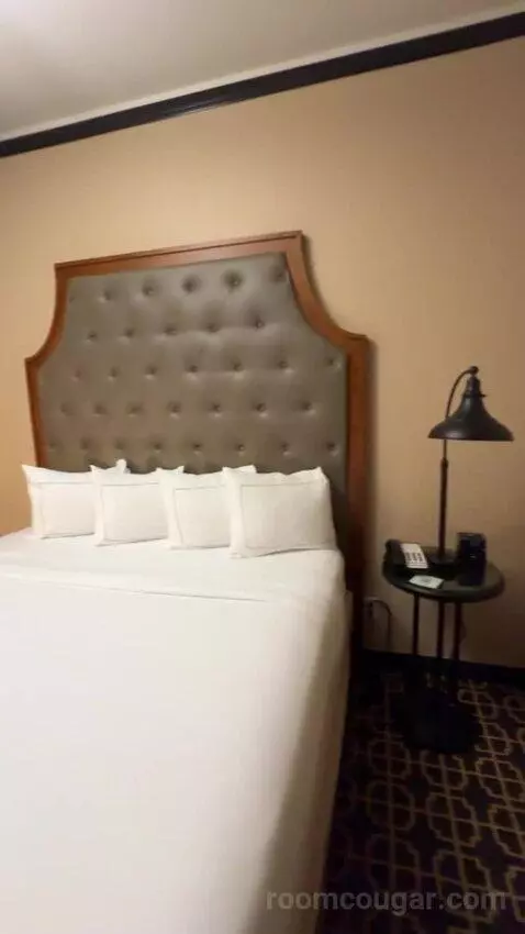 Queen Room bed picture #5