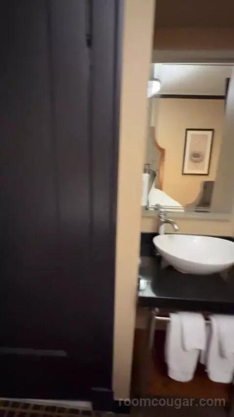 Queen Room bathroom picture #2