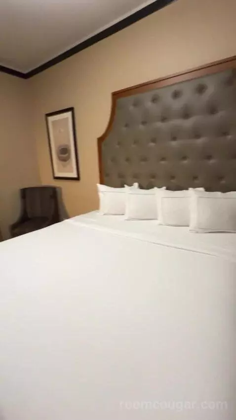 Queen Room bed picture #7