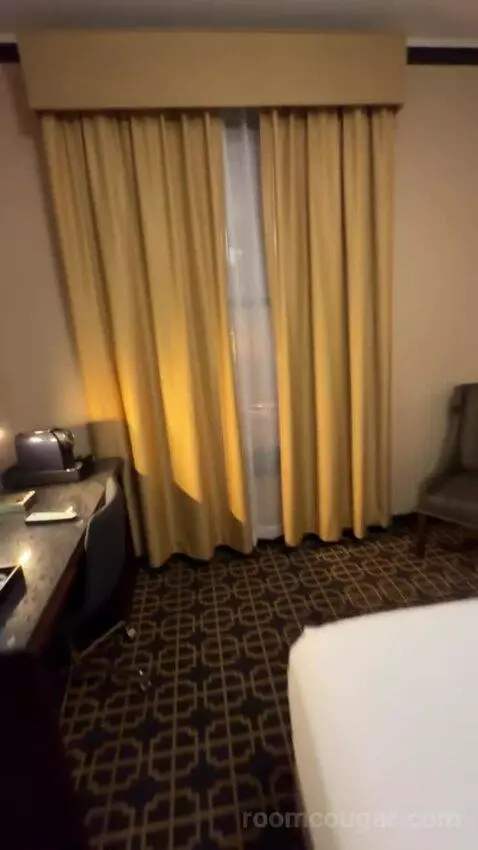Queen Room bed picture #12