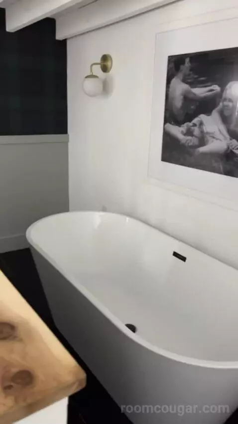 Guest Room, 1 King bathroom picture #2