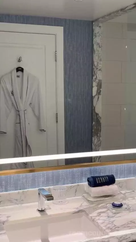 Gold King Strip Best View bathroom picture #3