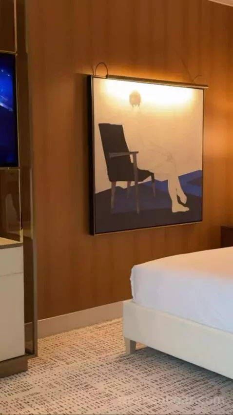 Wynn Resort King bed picture #3