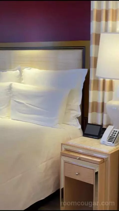 Encore Resort King bed picture #5