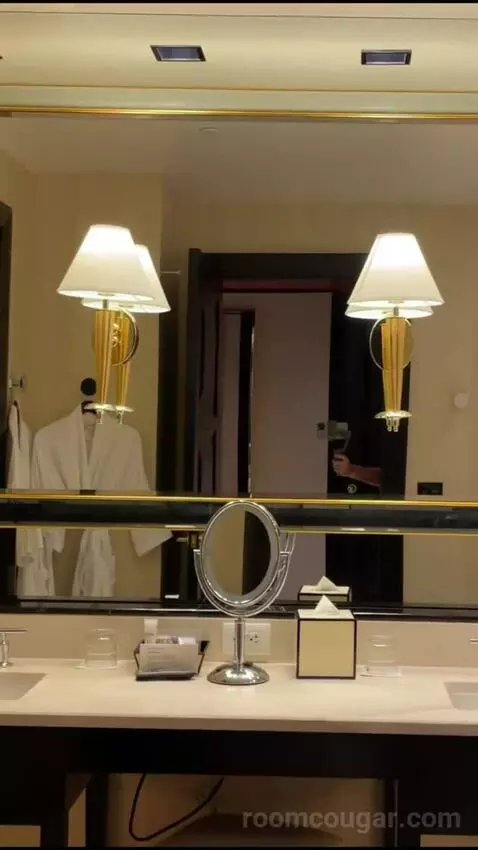 Encore Resort King bathroom picture #5