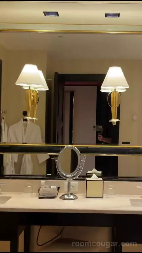 Encore Resort King bathroom picture #6