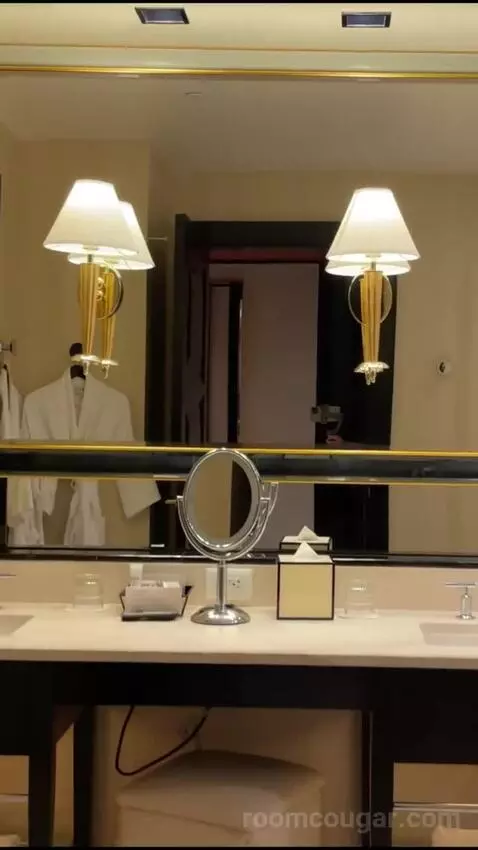 Encore Resort King bathroom picture #8