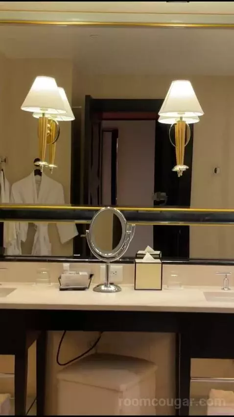 Encore Resort King bathroom picture #9