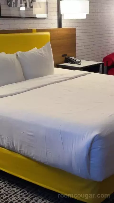 Soho King bed picture #2