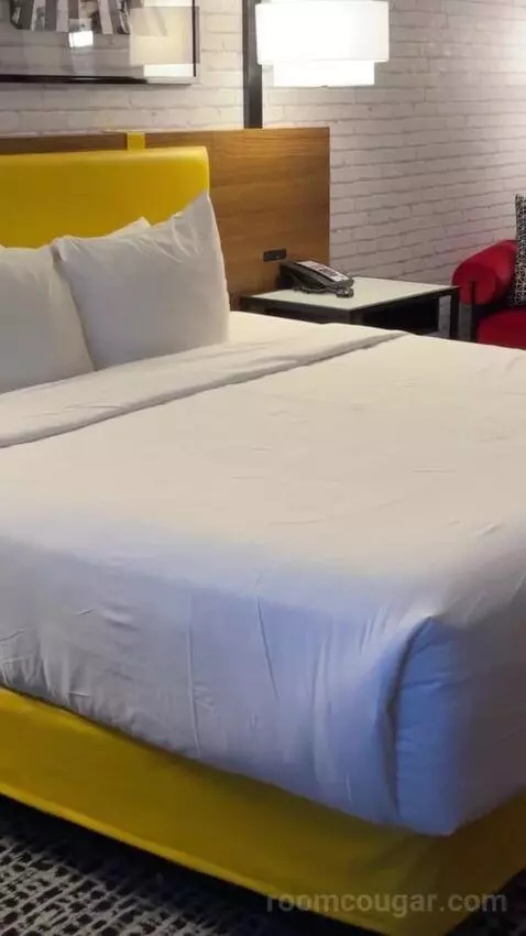 Soho King bed picture #3