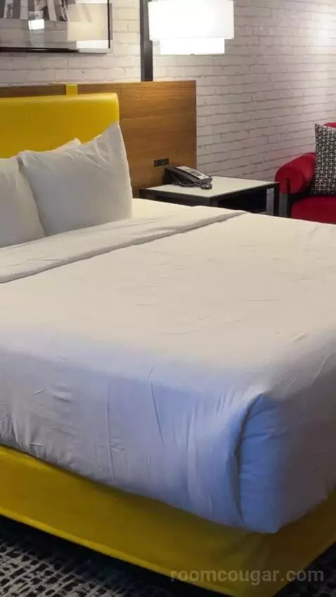 Soho King bed picture #4