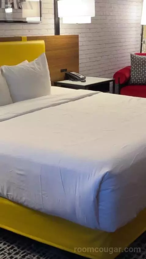 Soho King bed picture #5